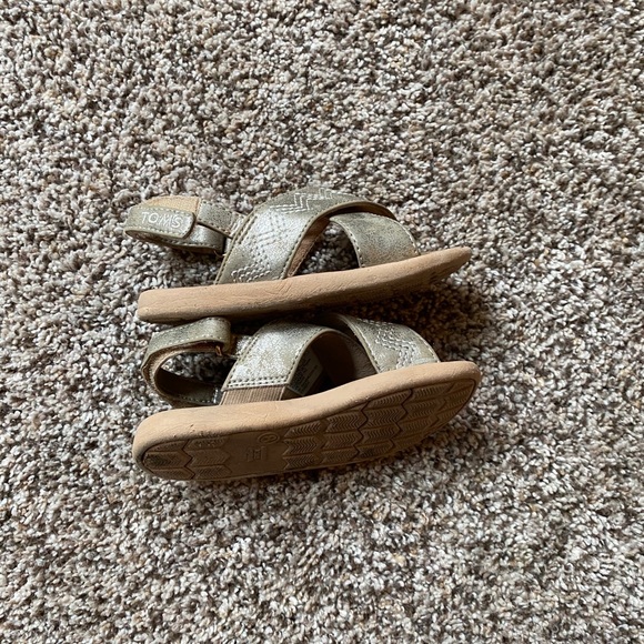 Toms gold sandal toddler size 8 - Picture 3 of 5